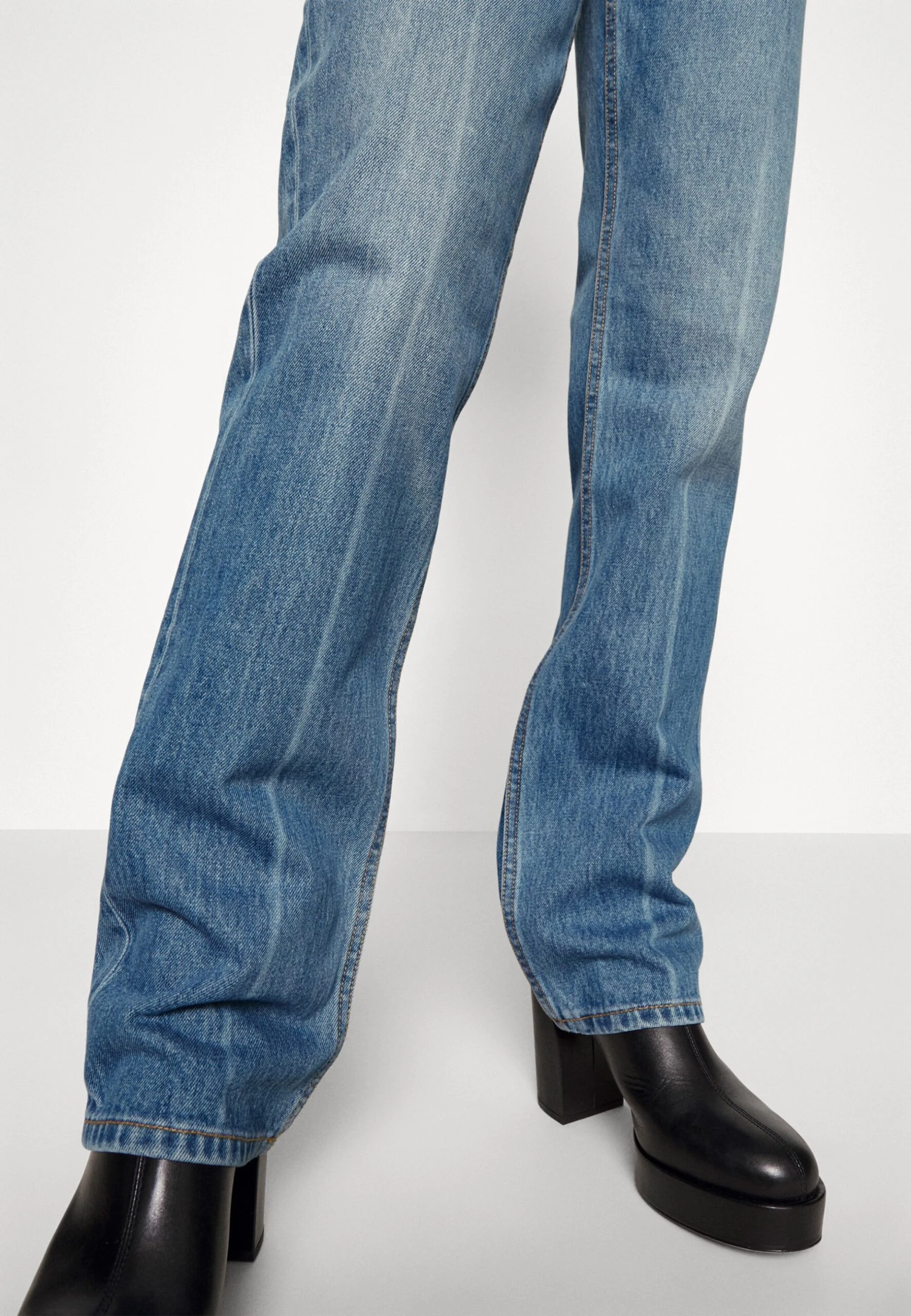 Tory Burch Mid Rise Straight - Straight Leg Jeans - Light-Blue Denim 5 Tory Burch Mid Rise Straight - Straight Leg Jeans - Light-Blue Denim - Image 5