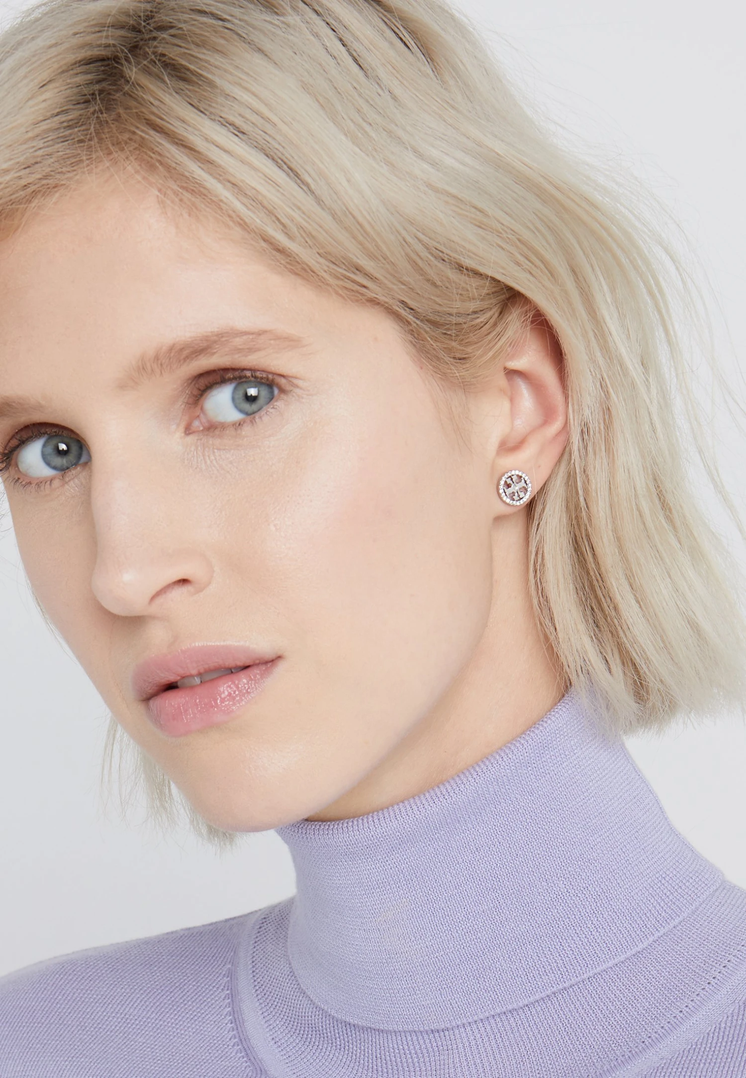 Tory Burch Logo CircleEarring - Earrings - Silver/Crystal 2 Tory Burch Logo CircleEarring - Earrings - Silver/Crystal - Image 2