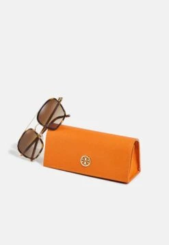 Tory Burch Sunglasses - Shiny Gold-Coloured/Dark Tortoise 8 Tory Burch Sunglasses - Shiny Gold-Coloured/Dark Tortoise -Tory Burch 4db44df69a374beea29569bf6197068b