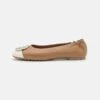 Tory Burch Claire Cap Toe Ballet - Ballet Pumps - Almond Flour/Light Cream/Silver