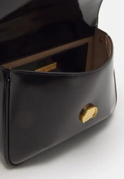 Tory Burch Robinson Spazzolato Convertible Shoulder Bag - Across Body Bag - Black 7 Tory Burch Robinson Spazzolato Convertible Shoulder Bag - Across Body Bag - Black -Tory Burch 9dd4c8fa9edc4b058b05f9b30deea2ed