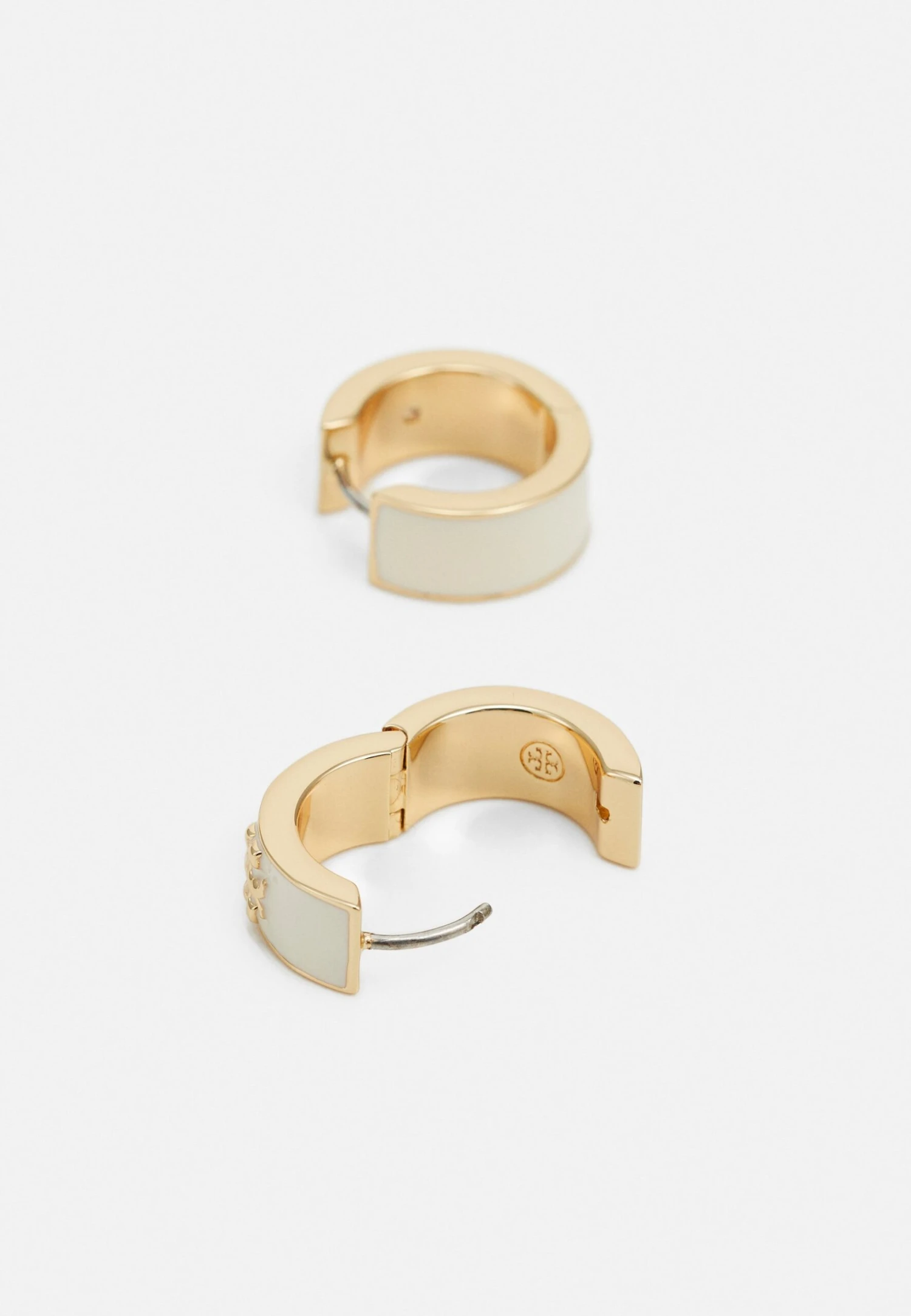 Tory Burch Kira Huggie Hoop Earring - Earrings - Gold-Coloured 2 Tory Burch Kira Huggie Hoop Earring - Earrings - Gold-Coloured - Image 2