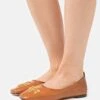Tory Burch Eleanor Ballet - Ballet Pumps - Bourbon