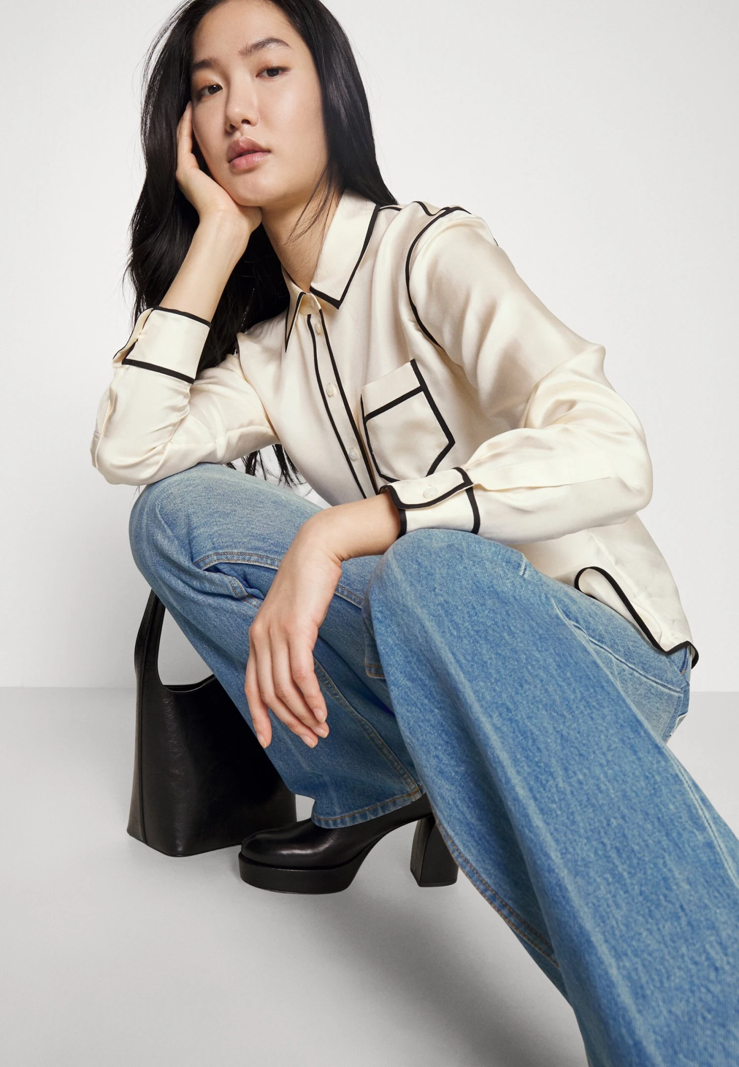 Tory Burch Mid Rise Straight - Straight Leg Jeans - Light-Blue Denim 4 Tory Burch Mid Rise Straight - Straight Leg Jeans - Light-Blue Denim - Image 4